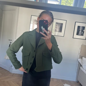 Sandro jacka 💚 - Säljer denna militärgröna jackan från Sandro, perfekt till hösten! Köpt för 1200 aldrig använd så säljer för 1000kr 💚