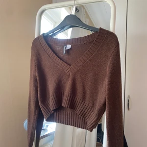 Jättenajs stickad topp! - Har två olika färger, vit och brun. Jättemysigt material och croppade.  Säljer en för 60 eller två för 110kr. 