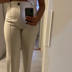 Kostymbyxor  - Säljer dessa super snygga kostymbyxor från zara, dom är figursydda och sitter efter din kreoppsfom.  använda cirka 2 gånger, är som nya. Nypris 500 