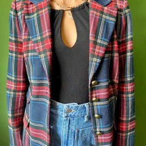 Kavaj i ull - Kavaj i ull med jeans detaljer och guldknappar. I bra skick. 