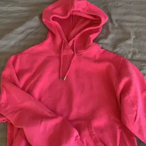 Så fin rosa färg, tröjan är från Lindex knappt använd 💕 strl S men passar Xs o M, kontakta vid intresse tryck inte på KÖP DIREKT! Original pris 299