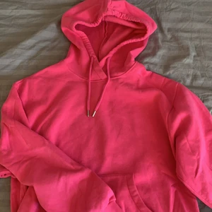 Hoodie - Så fin rosa färg, tröjan är från Lindex knappt använd 💕 strl S men passar Xs o M, kontakta vid intresse tryck inte på KÖP DIREKT! Original pris 299