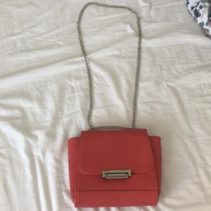 Inget märke - Ljus röd jätte vacker med en klänning eller ett par jeans 🤩fick den igår och e super fin men it min smak men hoppas ni tycker om den ❤️du kan dra upp den så den blir lite kortare 