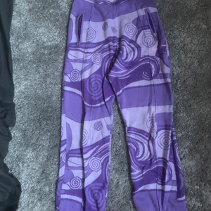 Raka mjukisbyxor från House of Sunny - Ett par mjuka byxor från House of Sunny. Använd fåtal gånger. Väldigt bra skick inga skråmor:)  Köpare står för frakt 