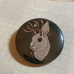 Jackalope Pin badge - En badge pin i egen design med en fin Jackalope mer åt lite witchy woodland tema ❤️  Vanlig frakt går på 13kr.