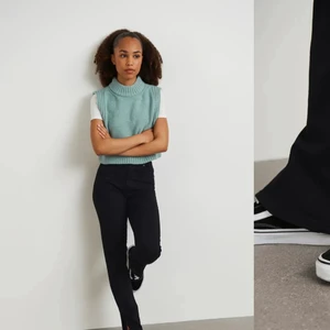 Svarta jeans med slits - Säljer mina fina svarta jeans ifrån Young Gina, säljer då dem är för korta, fint skick. Original pris 399kr, tvättas såklart innan dem skickas! <3