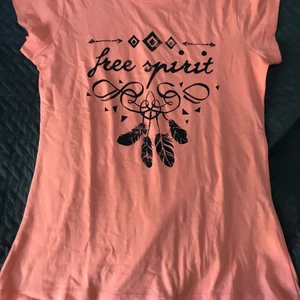 Tshirt  - Fin tshirt som inprincip är ny! Den är i barnstorlek men jag tror den passar dig som har typ xs också!❤️