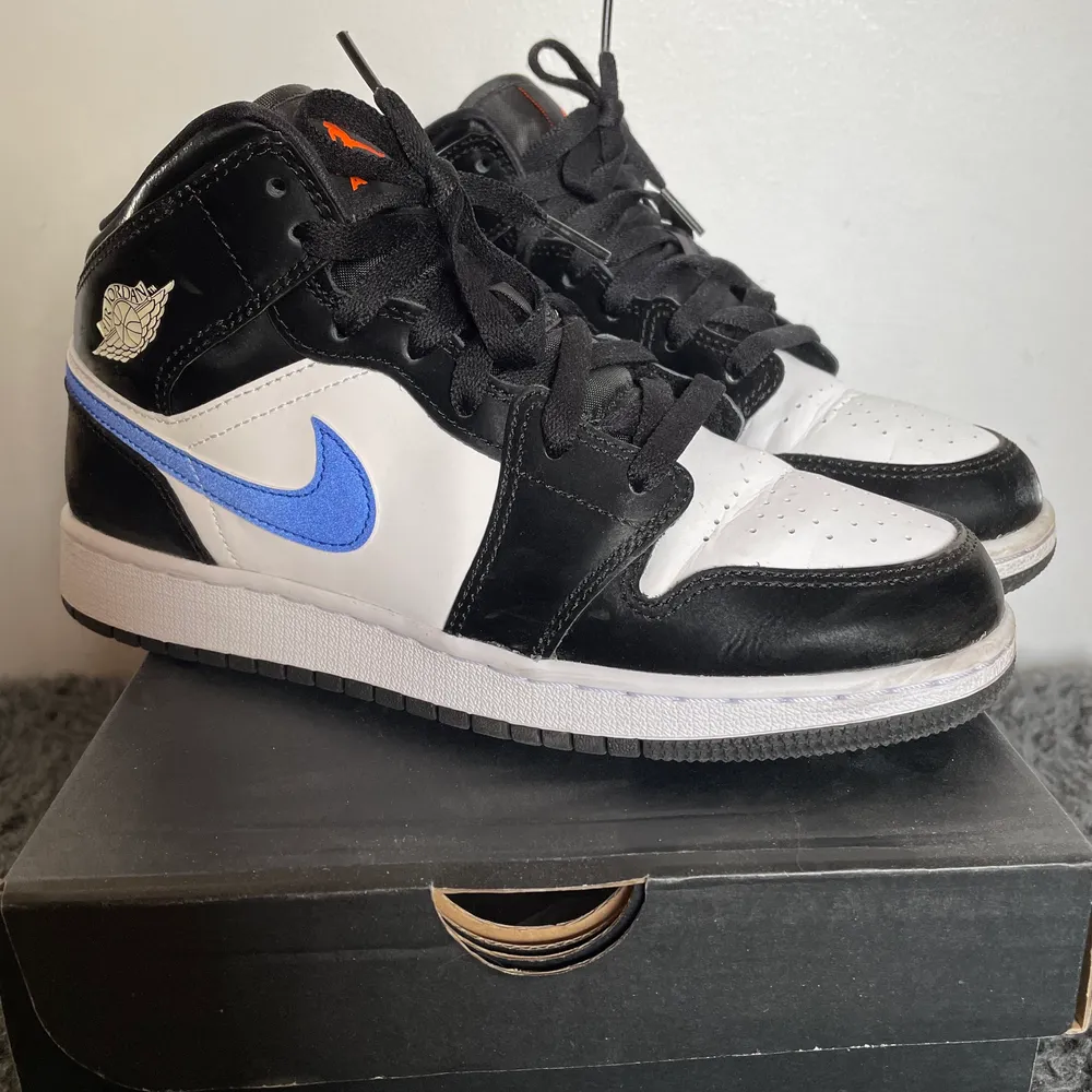 Air jordan 1 mid i Black/racer blue-white, stl 38,5  (Aldrig använt). Skor.