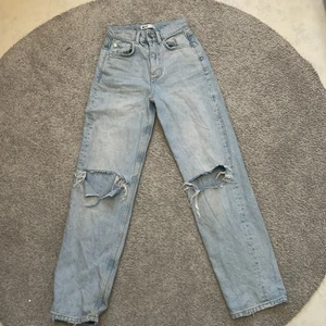 Ett par Gina tricot jeans! - Ett par Jeans från Gina tricot. Säljer för dem är för små för mig och har inte haft dem till användning på ganska länge. Bra skick och jätte fin! Köpte den för 500kr tror jag.❤️