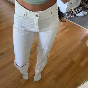Håliga vita jeans från bershka som köptes förra sommaren men knappt använts!! Sitter jättesnyggt, är runt 157 för referens💕 Köparen står för frakt