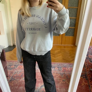 oversized sweatshirt 🦋 - ljusblå sweatshirt från gina tricot i storlek M. köpt för ca 1 år sen men i bra skick och inga märken eller annat. säljs pga ingen användning för den längre ❤️