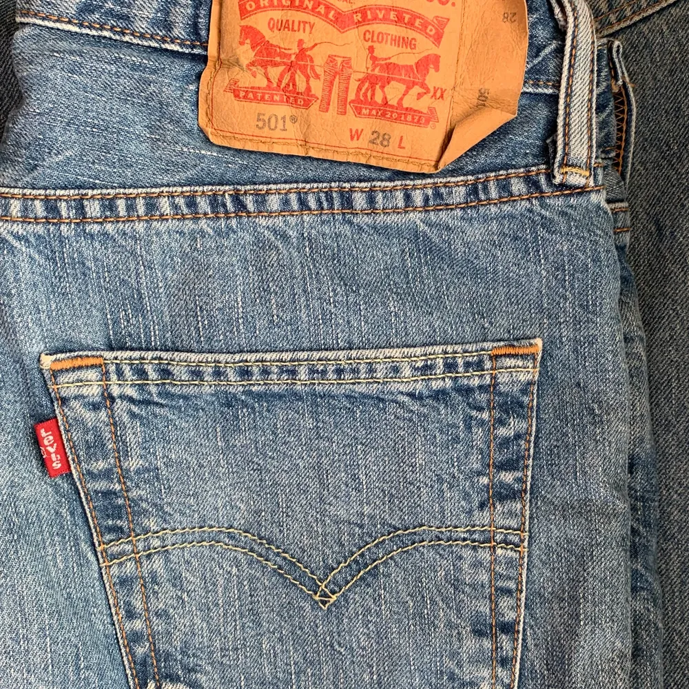 Shorts 501 W28 Jeans 512 W29 L32 -   Nästan oanvända (Cirka 10 användningar)  - Paketpris 1000 för båda tillsammans, annars meddela mig om du vill köpa separata!. Jeans & Byxor.