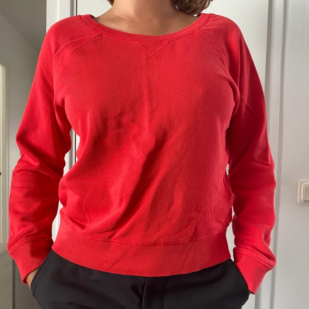 Röd enfärgad tröja (ser mönstrad ut på bild men bara konstigt ljus)❤️. Tröjor & Koftor.