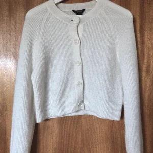 Stickad kofta - Mjuk kofta från Lindex. Inköpt våren 2022 och använd ett fåtal gånger. Nyskick.