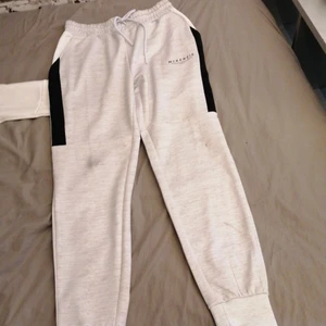 Mckenzie byxor - Använda en gång för att testa, jätte bra sick dem är som nya och dem är jätte sköna och tuna.  Säljer för att jag inte gillar färgen