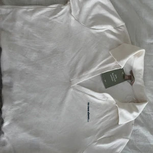 Croppad tröja med krage  - Jätte söt cropptopp med krage och broderi. Aldrig använt och den har fortfarande prislappen på. 