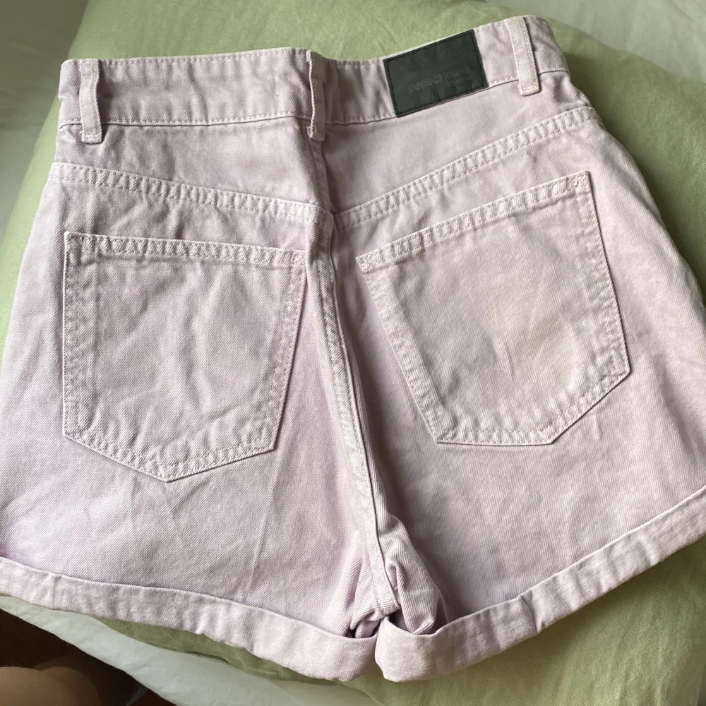 Säljer dessa lila shorts från ginatricot nästan helt oanvända 💜 Storlek 32, skriv för frågor eller fler bilder . Shorts.
