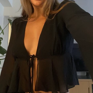 Svart blus! - Såå fin svart blus från NA-KD i storlek 38!! Oanvänd, säljer pga för liten, nypris 439kr! köpare står för frakt🖤🖤🖤 skriv för fler bilder! 