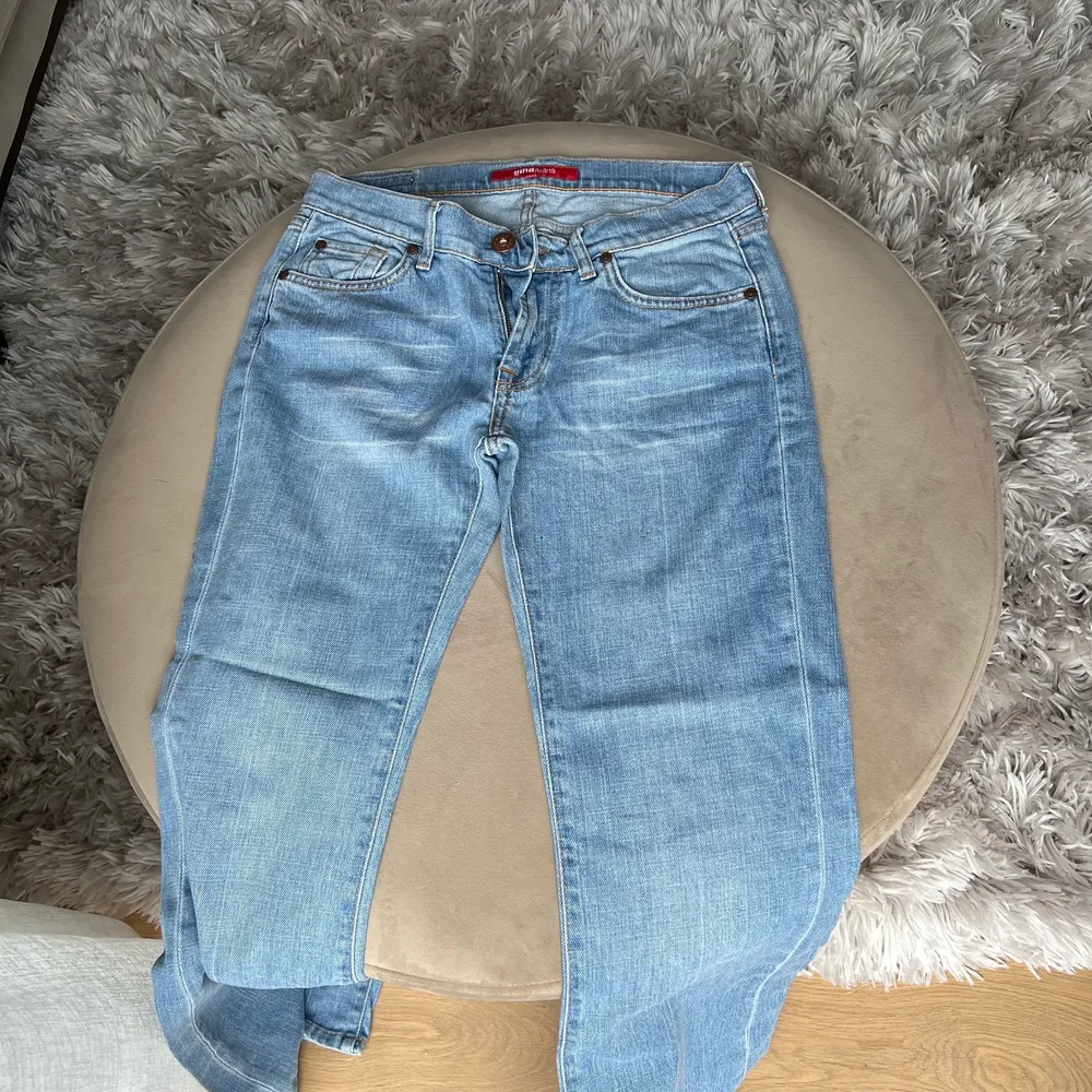 Säljer dessa jeans som har fina detaljer på fickorna! Inga defekter och använda sparsamt! Skulle säga att dom sitter lite straight/flare så najs! (Kommer inte kunna skicka bild hur dom ser ut på pga att dom inte passar) KÖP DITEKT FÖR: 350kr. Jeans & Byxor.