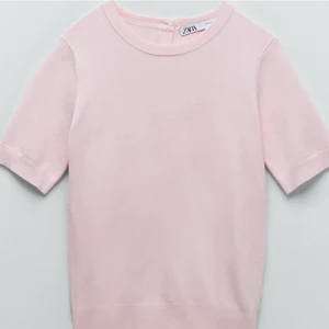 Stickad tshirt  - Rosa jättesöt topp från Zara. Kommer inte till användning längre, köparen står för frakten💗