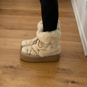 Höst / vinter skor  - Säljer dessa unikkii/ moonboots liknande skor från H&M de är helt slutsålda! Supper mjuka inuti och utanpå. Storlek 37 skulle säga att de kan passa 38 också kom privat för fler bilder! Köptes för 500 säljer för 250 helt oanvända!❤️