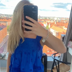 Blå blus  - Säljer denna Blåa populära blus från mango! Gott skick, knappt använd. LÅNAD BILD! Köparen står för frakt