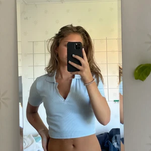 T-shirt med krage  - Superfin T-shirt som inte kommer till användning. Den är i storlek m men passar lika bra på nån som har storlek S. Frakt tillkommer💙