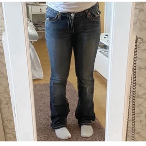 True religion stl 30 - Säljer dessa true religion jeansen i stl 30 som jag köpte här på plick men som tyvärr var för små. Midja 85 cm och och innerbenet 80 cm. (Bilderna är lånade av förra ägaren) Aldrig använda, pris går att diskuteras vid snabbt köp