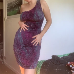 One shoulder dress - Fin klänning som kramar om kurvorna på rätt plats! Väldigt stretchig och bekväm i ett rymden mönster. Den perfekta festklänningen!!🍇🍇 