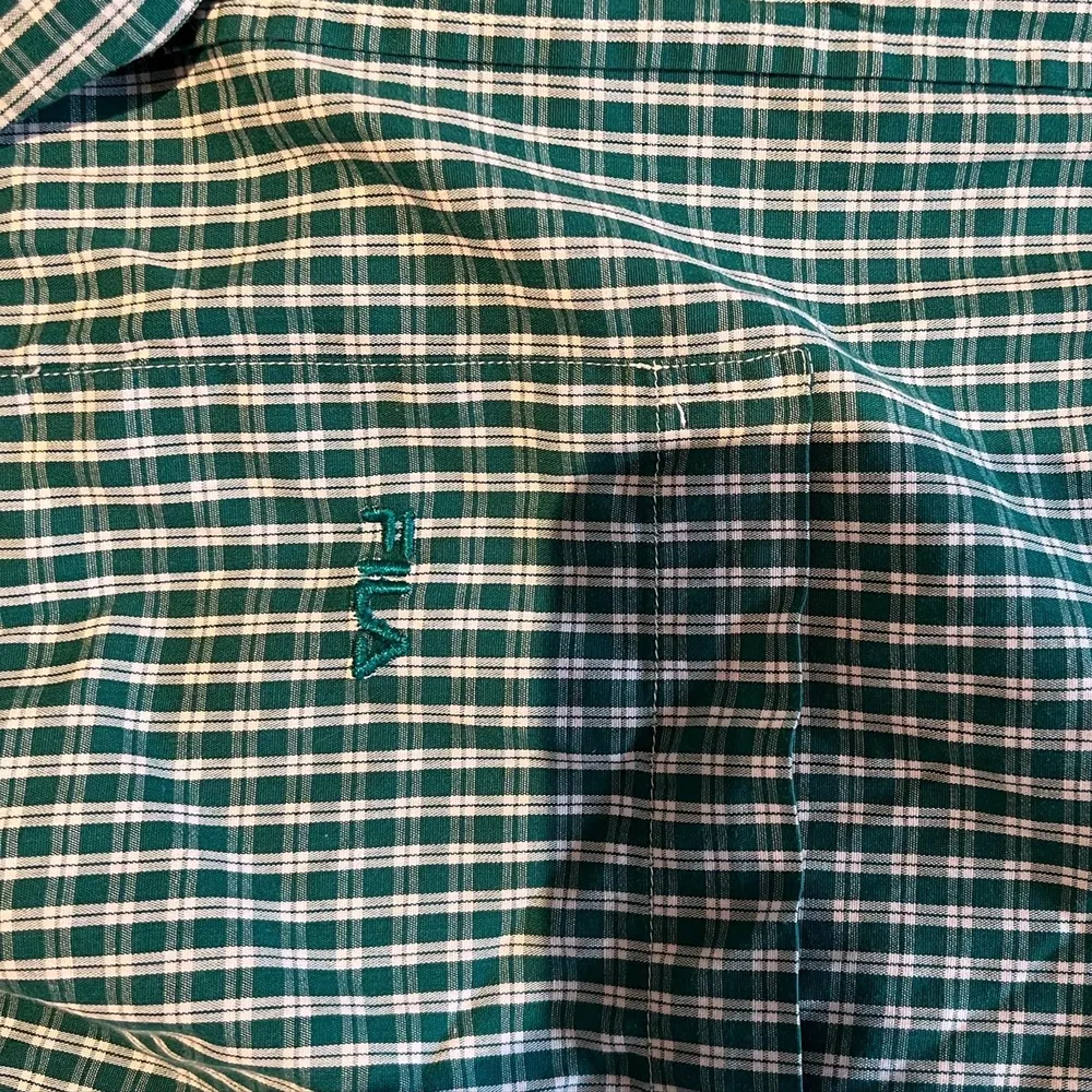 Så fin fila skjorta hittad på loppis i spanien!! mörkgrön/vit. Köpare står för frakt. Skjortor.