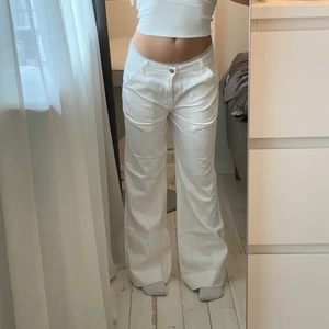 LINNEBYXOR - Sååå fina vita linnebyxor, perfekta till skolan nu! Sitter straight och lågmidjat, så trendiga och passar till allt! Priset är satt utifrån tidigare försäljningar! Midja: 40cm, Innerben: 80cm. Skriv för frågor, mått eller fler bilder! KÖP INTE DIREKT!!💞💕💕