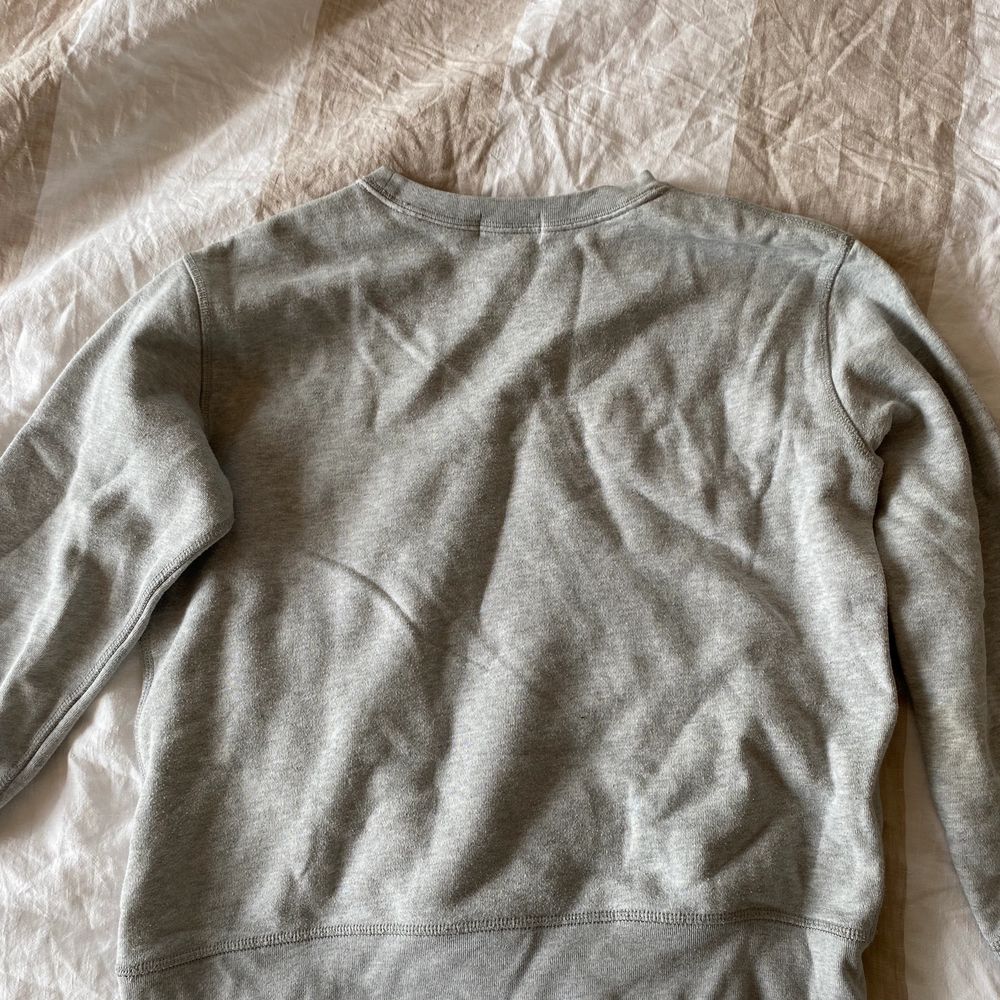 Grå sweatshirt från Polo Ralph Lauren, unisex i storlek XS/XXS. Inte i nyskick men har inga defekter eller skador. Tröjor & Koftor.