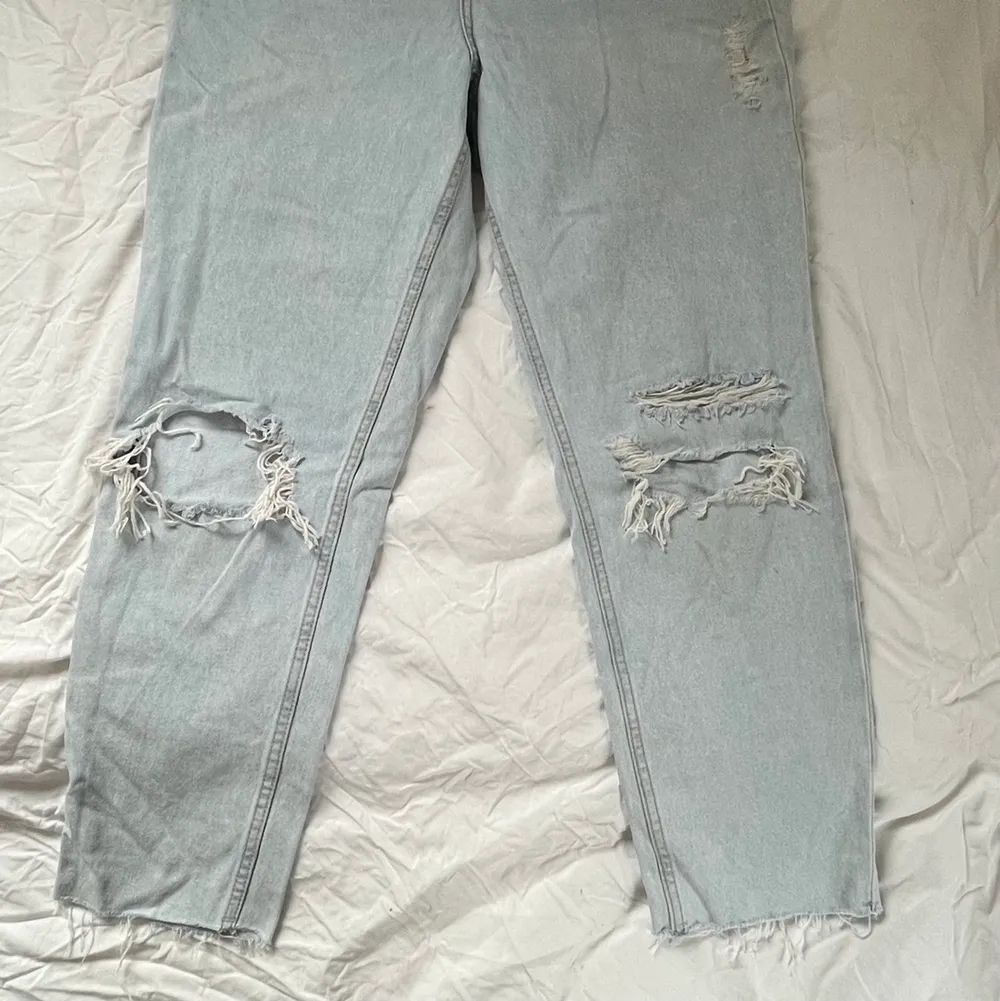 MOM JEANS FRÅN HM!!! Storlek 42 Inga synliga defekter Skriv i pm vid fler bilder eller frågor💕. Jeans & Byxor.