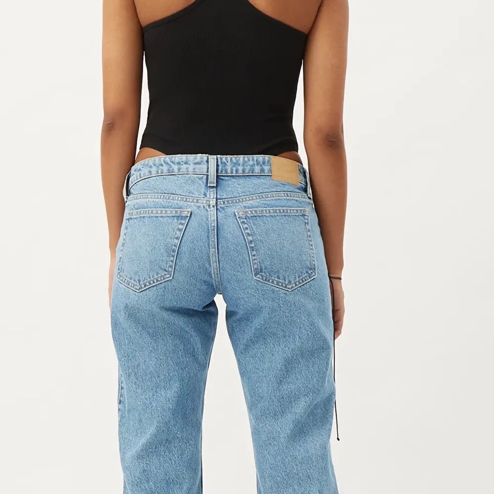 ❌INTRESSEKOLL❌Jätte fina weekday jeans köpta i vintras. Väl använda men inga tecken på det. Dem är i storlek 26/32 och skulle säga att dom passar storleken 34-36🤩🤩🫶🫶. Jeans & Byxor.