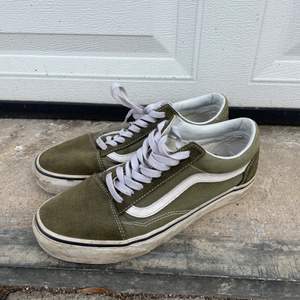 Gröna vans old skool skor. Använda fåtal gånger.