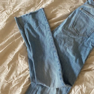 NA-KD jeans - Säljer dessa jätte fina jeans som tyvär är aldeles för små för mig