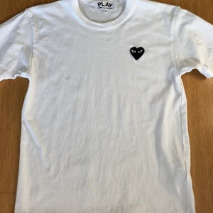 CDG T-Shirt - Storlek S men passar XS för den är ganska liten för att vara S.