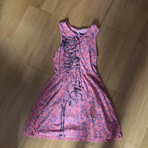 Iron Fist blommig klänning - storlek M - Haft väldigt länge men fortfarande i bra skick 