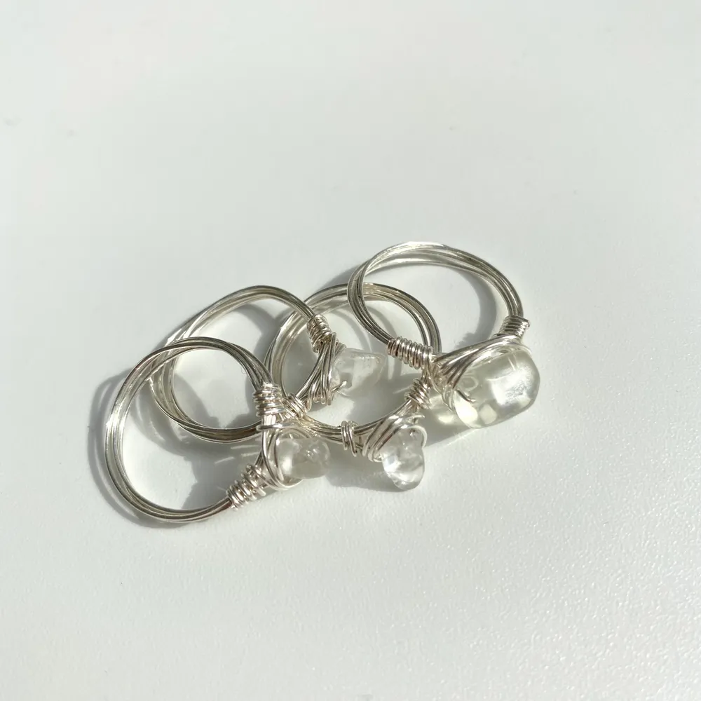Silvrig ring med kristallchips av halvĂ€delstenen kvartsđ€. Asusteet.