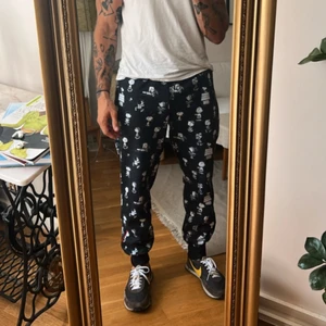 Mjukbyxor i st large  - Ett par svincoola mjukisar i snobben tryck, favoriter som används ett tag, lite slitna men fortfarande top.