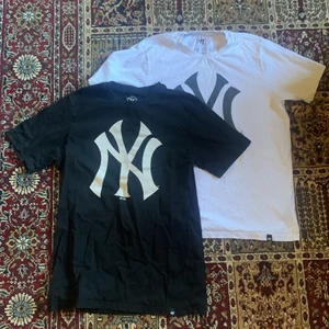 Svart och vit Yankee T-shirts - ⚠️TRYCK INTE PÅ KÖP NU⚠️.   2 stycken vintage Yankee T-shirts i storlek S men passar som en M. Köp båda eller köp 1 Fråga gärna frågor om plaggen eller plagget eller om fler bilder👕 
