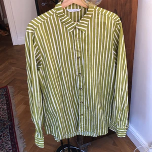 Marimekko Skjorta Storlek XL - 100 procent bomull, kanske rätt gammal, det var morsans gamla så har ingen aning egentligen. Fint skick hursomhelst.