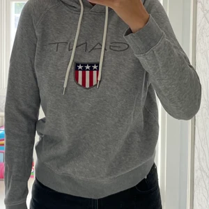 Gant hoodie - Grå ganthoodie, använd många gånger men ser ny ut💕 Snörena är vita med varsin metallknopp på sig🫶🏻 Säljer då det inte är min stil längre