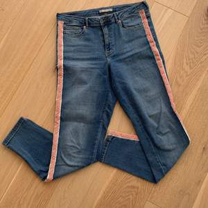 B.Young jeans endast använda ett fåtal gånger på grund av fel storlek. Storlek 30. 