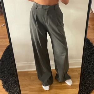 Djerf Avenue Favorite pants Grey - Favorite pants från djerf Avenue! Använda fåtal gånger. Storlek M. Underbar kvalitet och hemskt sköna! Frakt 66 kr. Nypris 1499