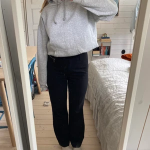 Mina absoluta favorit kostymbyxor!  - Högmidjade, raka och svarta kostymbyxor i strl 34💞 Skulle dock säga att dom passar 36-38! Väl andvända men fortfarande i gott skick.