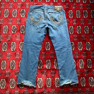 Kattiga true religion jeans - Vill typ inte sälja men pengar är skoj. Väldigt fina(lånade bildena från förra säljaren)