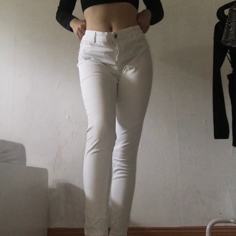 White basic Pants  Skinny jeans  L Fri frakt/Free shipping Bara har blivit används i den här bilden/ Only been used in this picture.. Jeans & Byxor.