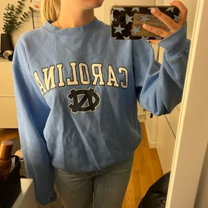 College tröja  - Såå snygg vintage collagetröja. Sparsamt använd och köpt på en vintage butik i Göteborg. Köparen står för frakten❤️