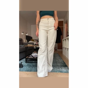 Beiga manchesterbyxor  - Använda fåtal gånger, passar bra på mig som oftast har storlek small och är 167 lång 🌞